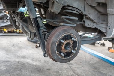 Araba fren balatalarını kontrol edin ve değiştirin. Böylece kazaları azaltmak için kullanabilecekler.