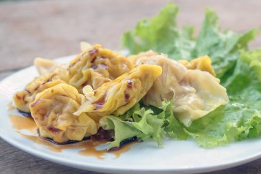 Taze haşlanmış hamur köfteleri ve Çin yemeklerini kapatın. Seçici odak