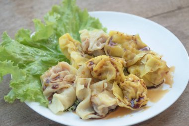 Taze haşlanmış hamur köfteleri ve Çin yemeklerini kapatın. Seçici odak