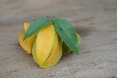 Tahta masaya Carambola meyvesini yakın, seçici odaklı.