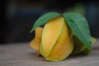 Tahta masaya Carambola meyvesini yakın, seçici odaklı.