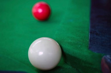 Beyaz top sağ köşedeki cebin arkasında..