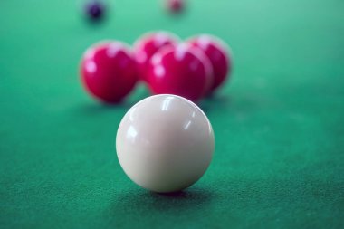 Yeşil masadaki bilardo toplarını kapat. 