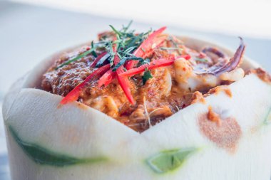 Buharda pişirilmiş körili deniz ürünlerini genç hindistancevizli, seçici odaklı