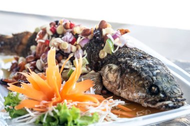 Baharatlı Herb Salatasında Kızarmış Yılan Kafa Balığı