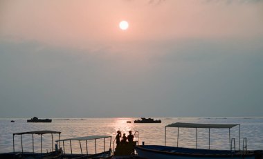 Denizde gün batımı.