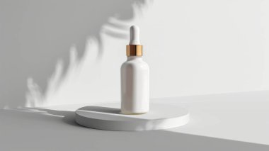 Zarif gölgelerle minimalist bir kaide üzerinde sergilenen parlak beyaz bir damlacık şişesi.