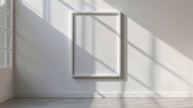 Beyaz bir duvardaki boş bir çerçeve, yakınlardaki bir pencereden geçen güneş ışığıyla aydınlatılıyor..