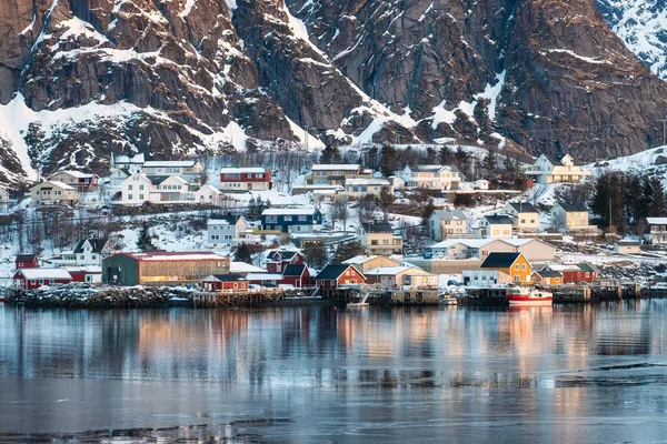 冬のノルウェーの海岸線にある伝統的なスカンジナビアの漁村と山の美しい景色ロフテン諸島 ノルウェー — ストック写真