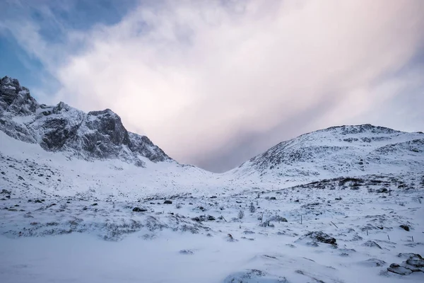 挪威罗浮敦群岛诺德兰德的雪山冬季多云 — 图库照片