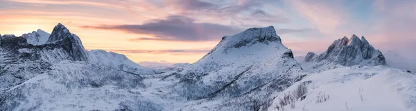Panorama Fantastisk Utsikt Över Soluppgången Över Snöiga Bergskedjan Med Färgglad — Stockfoto
