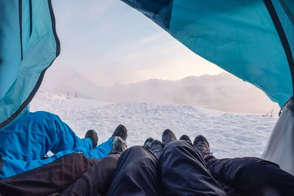 Bergsteigerbeine Ruhen Sich Zelt Inmitten Des Schneesturms Auf Dem Gipfel — Stockfoto