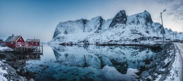 Πανόραμα Άποψη Του Χωριού Ψάρεμα Στην Ακτογραμμή Και Χιονισμένο Οροσειρά — Φωτογραφία Αρχείου