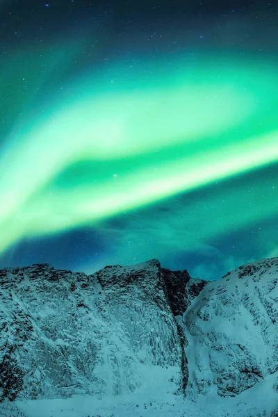 Krásná Aurora Borealis Severní Světla Nad Zasněženými Horami Obloze Ostrovech — Stock fotografie