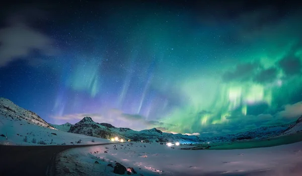 Bela Aurora Boreal Luzes Norte Brilhando Sobre Montanha Neve Costa — Fotografia de Stock