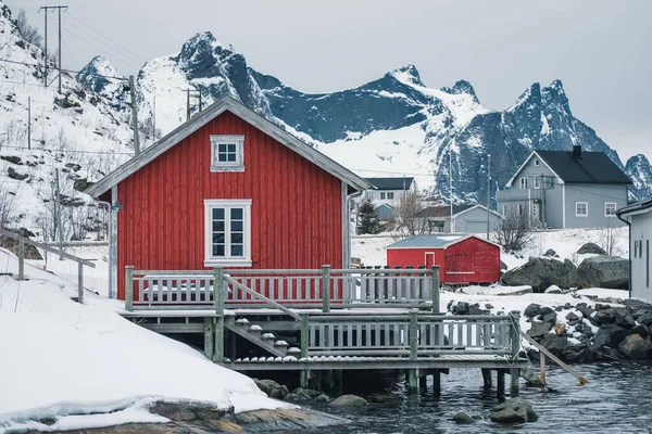 Vörös Fából Készült Halászház Rorbuer Tengerparton Körülvett Havas Hegy Télen — Stock Fotó
