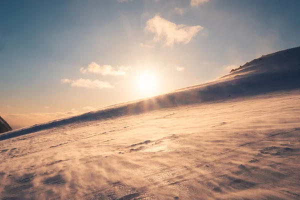 Закат Над Снежной Ветреной Горой Горе Райтен Лофские Острова Норвегия — стоковое фото