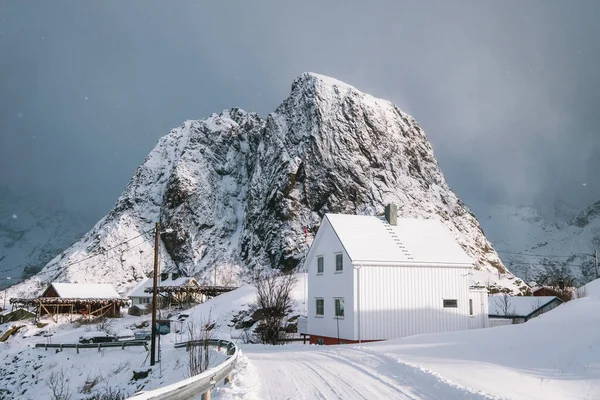 Casa Blanca Con Industria Del Bacalao Montaña Nieve Día Niebla — Foto de Stock