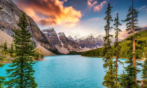 Beautiful Colorful Moraine Lake Mountain Range Canadian Rockies Morning Banff — Stock Photo, Image