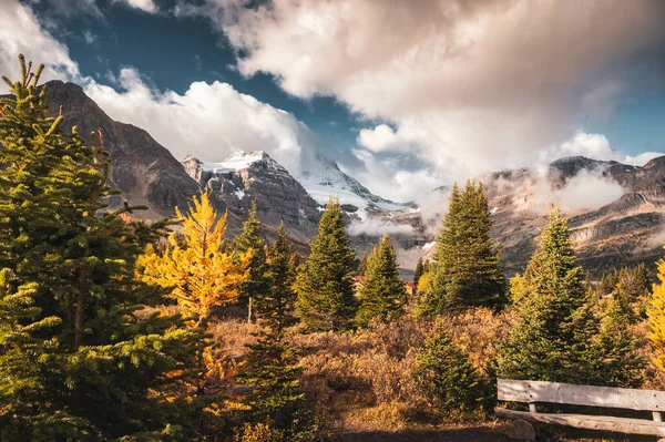 캐나다 공원에 인상적 구름이 아름다운 아시니보인 — 스톡 사진