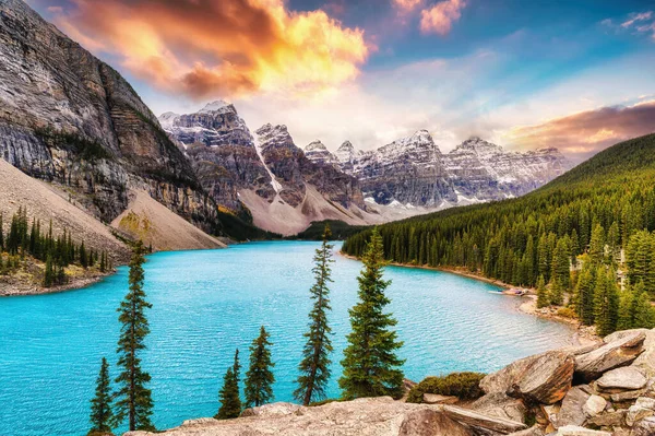 Schöner Farbenfroher Moränensee Mit Gebirgskette Den Kanadischen Rocky Mountains Morgen — Stockfoto