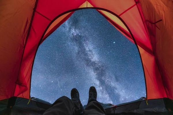 Wanderer Entspannt Sich Einem Zelt Und Milchstraße Mit Sternen Nachthimmel — Stockfoto