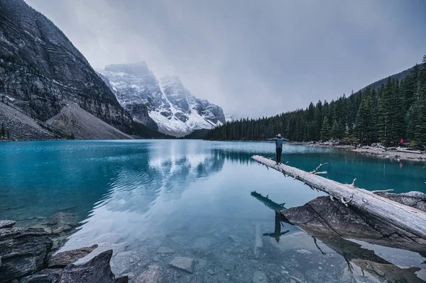 Hombre Viajero Parado Tronco Lago Moraine Parque Nacional Banff Canadá — Foto de Stock