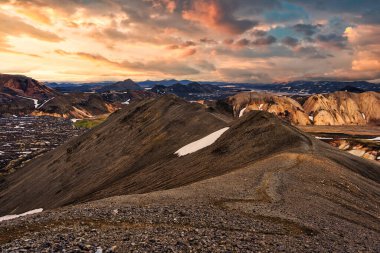 Blahnjukur 'daki görkemli volkanik dağ tepesi yaz mevsiminde İzlanda' nın İzlanda 'nın Landmannalaugar şehrinde.