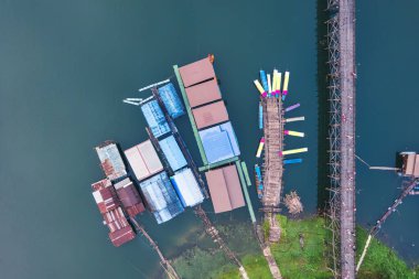 Sangkhlaburi, Kanchanaburi, Tayland 'daki barajda nehir kenarında ve ahşap köprü üzerinde yaşayan geleneksel köyün en üst manzarası.