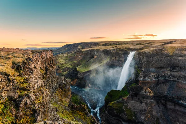 Величественный Мощный Водопад Хайфосс Протекающий Вулканическому Каньону Среди Исландского Нагорья — стоковое фото