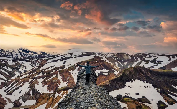 Udany Turysta Stojący Rękami Urwisku Wulkaniczną Górą Śniegiem Pokrytym Trasą — Zdjęcie stockowe