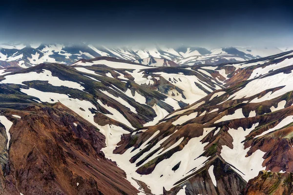 Majestatyczne Krajobrazy Wulkanicznych Gór Śniegu Pokryte Szlakiem Blahnjukur Islandzkich Wyżynach — Zdjęcie stockowe