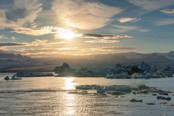 アイスランドのヴァトナヨークトル国立公園の夕日に氷山が溶け込む美しいジョクルサロン氷河ラグーン — ストック写真