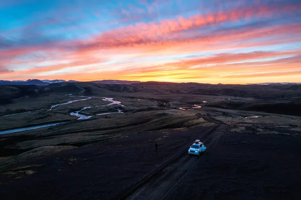 冰岛夏季日落时分 4瓦的汽车停在冰岛高地苔藓熔岩地的土路上 — 图库照片
