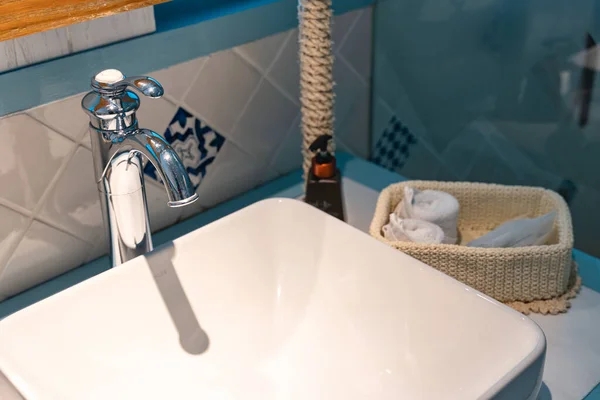 经典浴室内带有不锈钢水龙头和清洁设备的复古典雅洗脸盆 — 图库照片