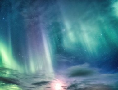 Güzel Aurora borealis ve yıldızlı gökyüzünde parlayan kutup dairesi arka planında