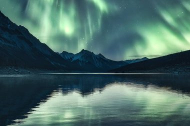 Aurora Borealis 'in güzel manzarası Medicine Lake' deki Rocky Dağları üzerinde Jasper Ulusal Parkı, AB, Kanada