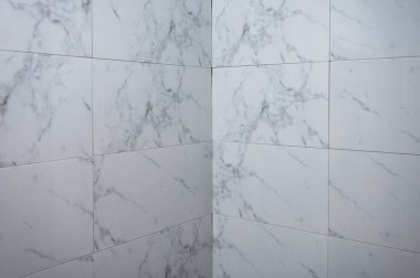 Evdeki beton duvarda mermer seramik seramik seramik döşeme ile döşeme ve yenileme.