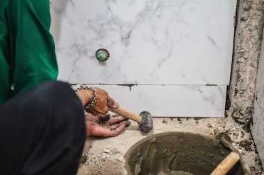 Erkek tilkiler banyoda betonla mermer döşeme taşı kullanıyor. Konut geliştirme, iç yenileme