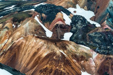 İzlanda 'nın İzlanda Highlands bölgesindeki volkanik dağ manzarası yaz mevsiminde İzlanda' nın Landmannalaugar kentinde