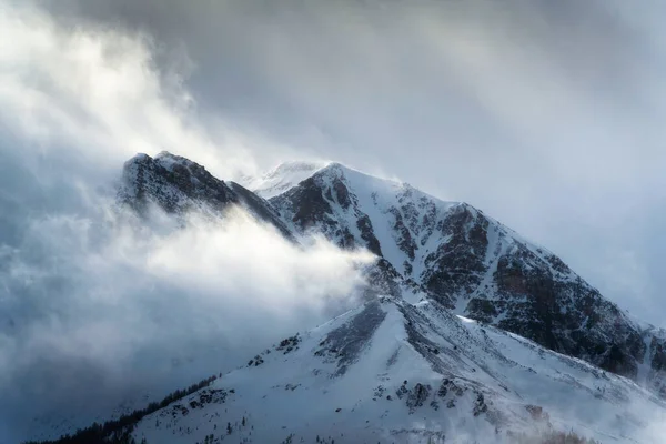 Majestatyczny Śnieżny Szczyt Skaliste Góry Światłem Słonecznym Świecącym Dziczy Parku — Zdjęcie stockowe