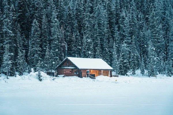 Piękny Śnieżny Drewniany Domek Świecący Sosnowym Lesie Nad Jeziorem Louise — Zdjęcie stockowe