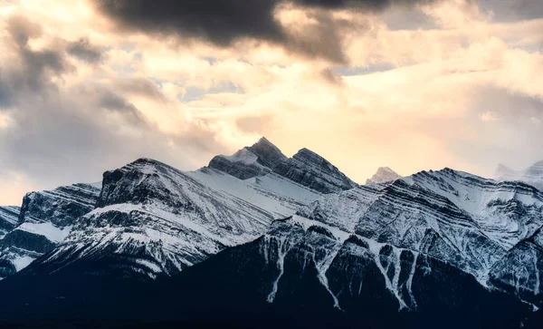 Majestoso Cume Nevado Montanhas Rochosas Com Luz Solar Brilhando Deserto — Fotografia de Stock