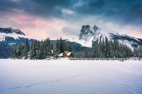 Gyönyörű Kilátás Smaragd Kunyhó Világít Havas Fenyőerdő Sziklás Hegyek Télen — Stock Fotó