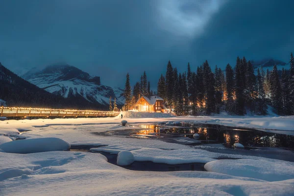 Hermoso Paisaje Frozen Emerald Lake Con Lodge Madera Que Brilla — Foto de Stock