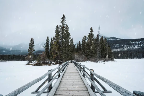 Snowy Houten Brug Klein Dennenbos Bij Pyramid Lake Winter Jasper — Stockfoto
