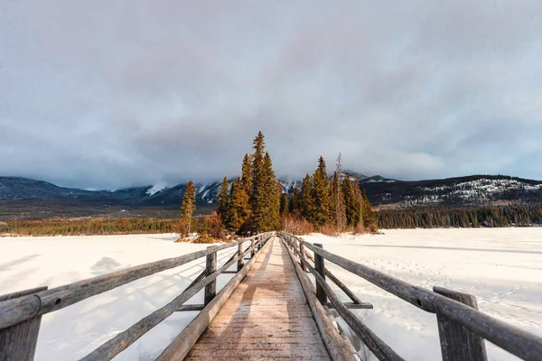 Verschneite Holzbrücke Und Winziger Kiefernwald Pyramid Lake Winter Jasper Nationalpark — Stockfoto