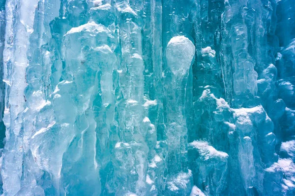 冬の天然氷の洞窟で自然の凍結壁のテクスチャ — ストック写真