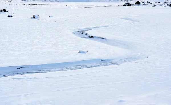 Зимой Покрытое Снегом Озеро Извилистый Ручей — стоковое фото