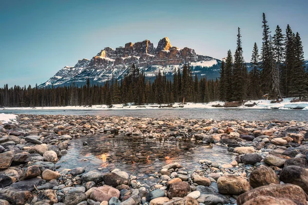 Vacker Soluppgång Över Castle Mountain Över Båge Floden Vintern Banff — Stockfoto